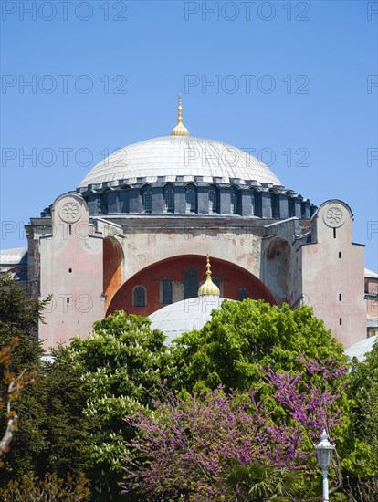 Turkey, Istanbul, Sultanahmet Haghia Sophia central dome of the former Byzantine Church and later Mosque now a museum. 
Photo : Paul Seheult