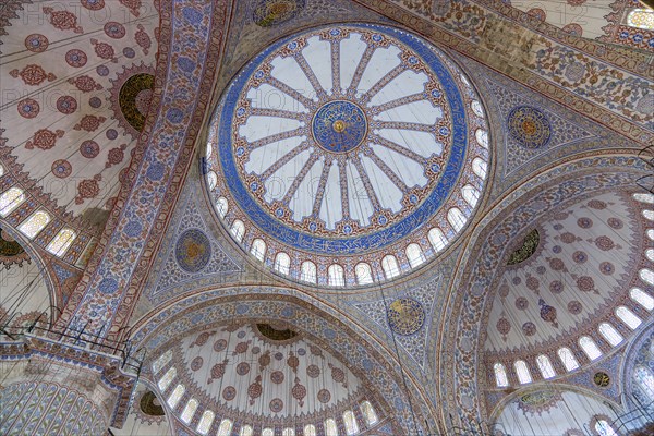 Turkey, Istanbul, Sultanahmet Camii The Blue Mosque interior with decorated painted domes. 
Photo : Paul Seheult