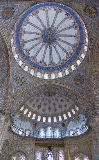 Turkey, Istanbul, Sultanahmet Camii The Blue Mosque interior with decorated painted domes. 
Photo : Paul Seheult