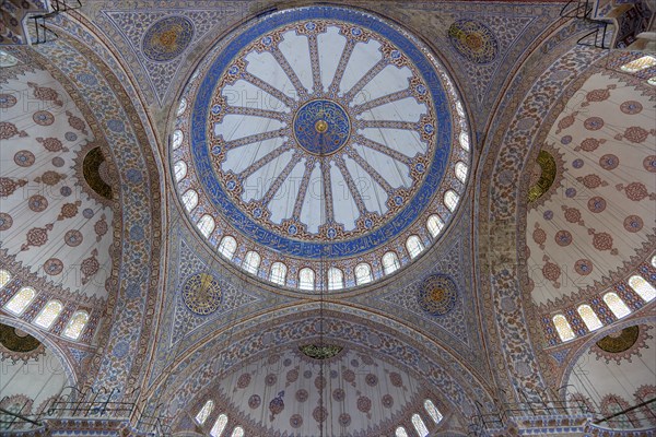 Turkey, Istanbul, Sultanahmet Camii The Blue Mosque interior with decorated painted domes. 
Photo : Paul Seheult