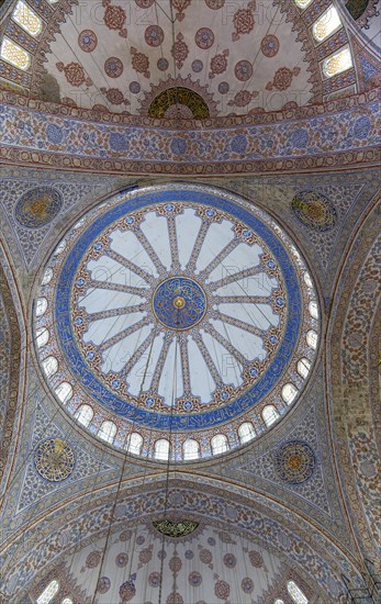 Turkey, Istanbul, Sultanahmet Camii The Blue Mosque interior with decorated painted domes. 
Photo : Paul Seheult