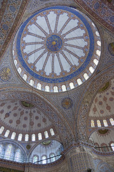 Turkey, Istanbul, Sultanahmet Camii The Blue Mosque interior with decorated painted domes. 
Photo : Paul Seheult