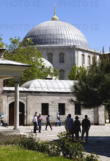 Turkey, Istanbul, Sultanahmet Haghia Sophia Sightseeing tourists in the grounds with the dome towering above them. 
Photo : Paul Seheult