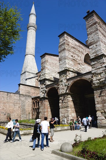 Turkey, Istanbul, Sultanahmet Haghia Sophia Minaret with sightseeing tourists entering the Outer Narthex leading to the Imperial Gate entrance.
Photo : Paul Seheult