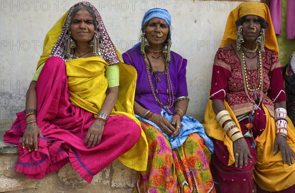 PORTRAIT OF A LAMBANI GYPSY TRIBAL WOMEN WITH TRADITIONAL TRIBAL JEWELRY AND COSTUME, INDIA. (MR)