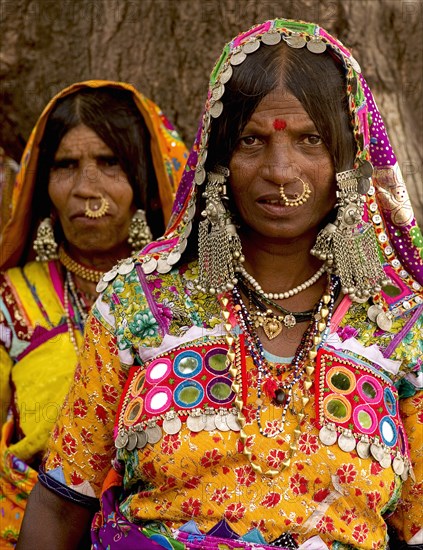 PORTRAIT OF A LAMBANI GYPSY TRIBAL WOMEN WITH TRADITIONAL TRIBAL JEWELRY AND COSTUME, INDIA. (MR)