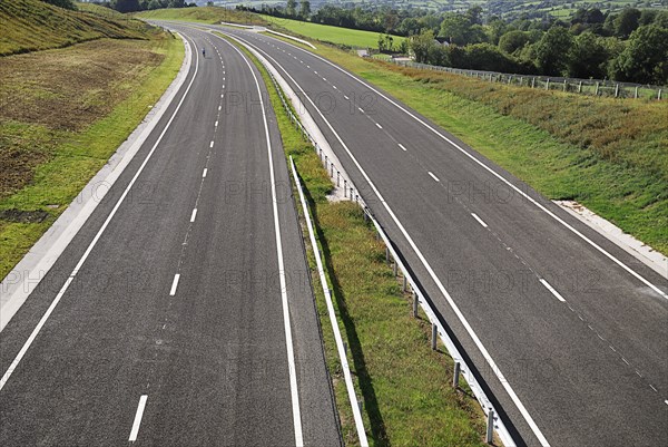 Ireland, County Tyrone, Ballygalley, View over dual empty dual carriageway. 
Photo : Hugh Rooney