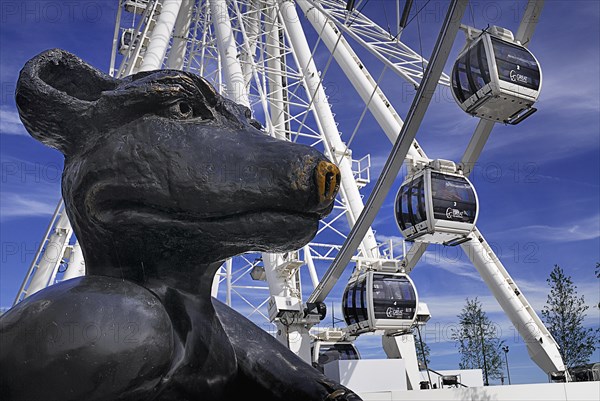 Ireland, County Dublin, Dublin City, North Quay Point Village Ferris Wheel tourist attraction with animal sculpture in the foreground. 
Photo : Hugh Rooney