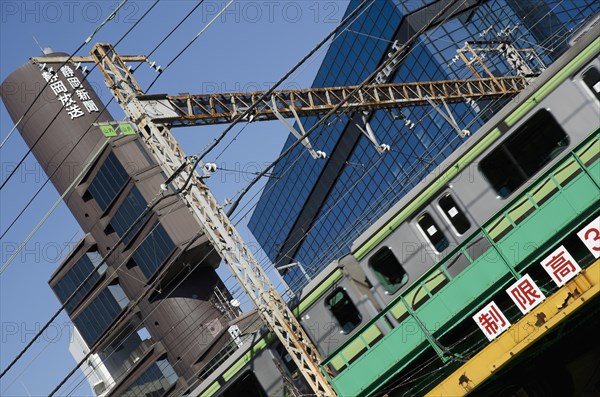 Japan, Honshu, Tokyo, Shinbashi a JR Yamanote line train crosses overhead. 
Photo : Jon Burbank
