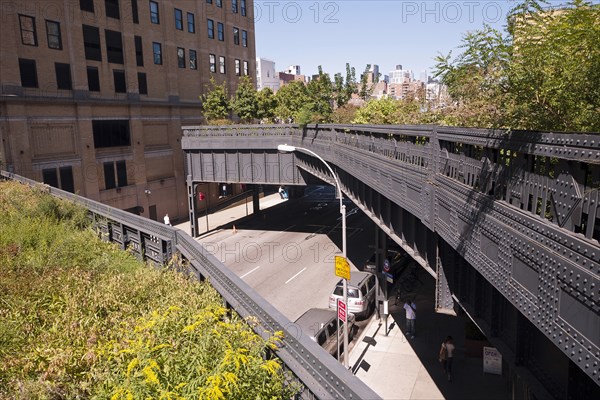 USA, New York, Manhattan, West Side High Line a section of the original rail line preserved on the a public park built on an historic freight rail line elevated above the streets. 
Photo : Jon Burbank