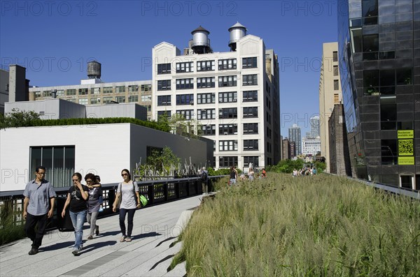 USA, New York, Manhattan, The Highline Park north of 23th Street with people strolling. 
Photo : Jon Burbank
