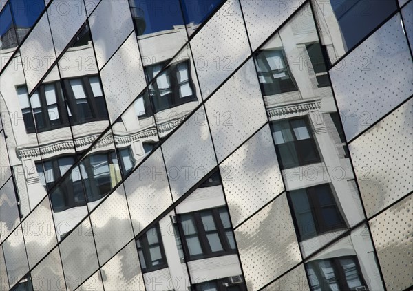 USA, New York, Manhattan, West Side High Line Park north of 23th Street new building with old building reflected in windows. 
Photo : Jon Burbank