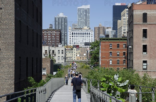 USA, New York, Manhattan, West Side the Highline Park north of 23th Street with people strolling. 
Photo : Jon Burbank