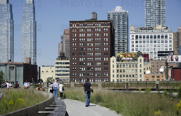USA, New York, Manhattan, West Side the Highline Park approaching the end at 30th Street. 
Photo : Jon Burbank