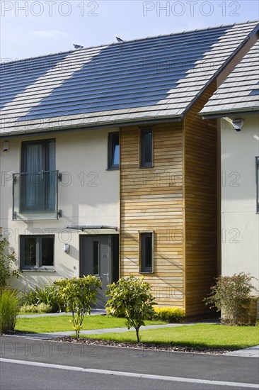 Architecture, Environment, Solar Power, Alternative Energy Electricity Solar photovoltaic roof tiles or slates on new houses by Linden Homes in Graylingwell Park.
Photo : Paul Seheult