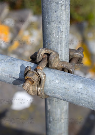 Architecture, Construction, Building, Detail of scaffolding double coupler attached to poles. 
Photo : Paul Seheult