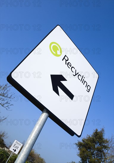 Environment, Recycling, Sign in supermarket car park. 
Photo : Paul Seheult