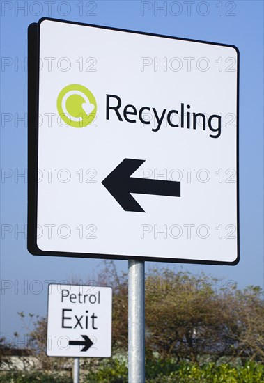 Environment, Recycling, Sign in supermarket car park. 
Photo : Paul Seheult