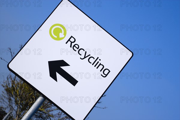 Environment, Recycling, Sign in supermarket car park. 
Photo : Paul Seheult