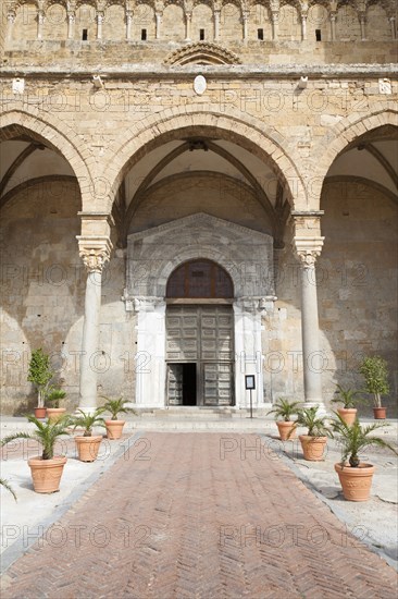 Italy, Sicily, Cefalu, Piazza Duomo Cathedral. 
Photo : Mel Longhurst