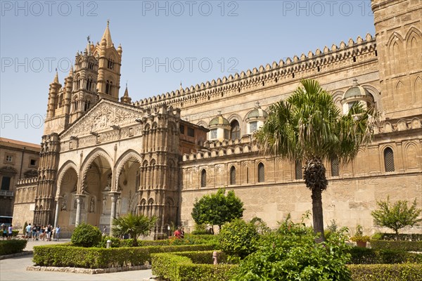Italy, Sicily, Palermo, Cathedral facade with view of entrance portico and garden. 
Photo : Mel Longhurst