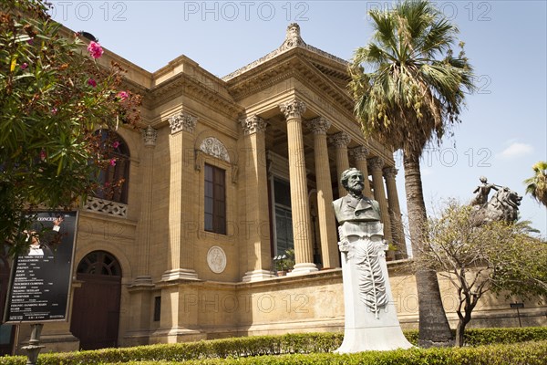 Italy, Sicily, Palermo, Piazza Giuseppe Verdi Teatro Massimo Palermo Opera House. 
Photo : Mel Longhurst