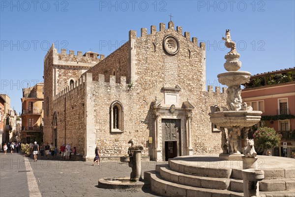 Italy, Sicily, Taormina, Piazza Del Duomo and Corso Umberto Cathedral of San Nicolo and baroque fountain. 
Photo : Mel Longhurst