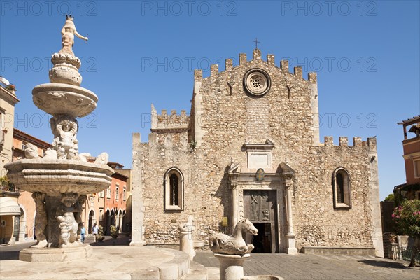 Italy, Sicily, Taormina, Piazza Del Duomo and Corso Umberto Cathedral of San Nicolo and baroque fountain. 
Photo : Mel Longhurst