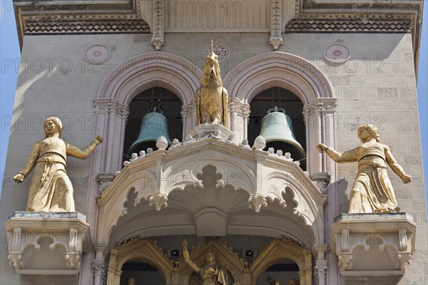 Italy, Sicily, Messina, Piazza Del Duomo Cathedral bell tower with golden statues. 
Photo : Mel Longhurst