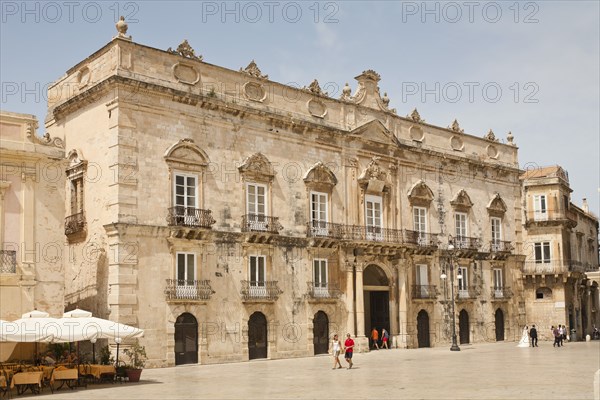 Italy, Sicily, Syracuse, Ortygia Piazza Duomo Palazzo Beneventano Del Bosco. 
Photo : Mel Longhurst