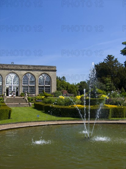 England, Warwickshire, Wawick Castle, Fountain and Conservatory in the Peacock garden. 
Photo : Chris Penn