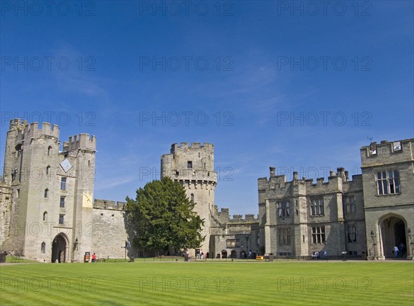 England, Warwickshire, Wawick Castle, Caesars Tower with gatehouse and Barbican. 
Photo : Chris Penn