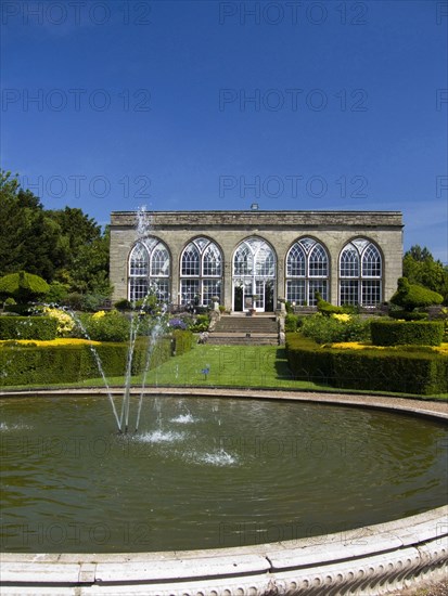 England, Warwickshire, Wawick Castle, Fountain and Conservatory in Peacock Garden. 
Photo : Chris Penn