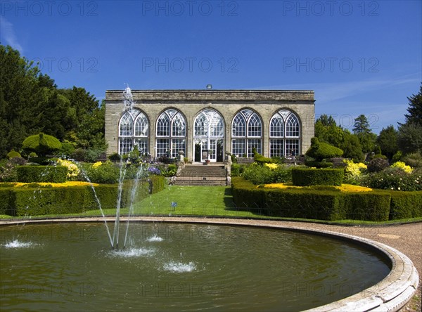 England, Warwickshire, Wawick Castle, Fountain and Conservatory in Peacock Garden. 
Photo : Chris Penn