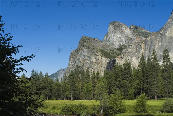 USA, California, Yosemite, View of mountains from Merced River. 
Photo : Chris Penn