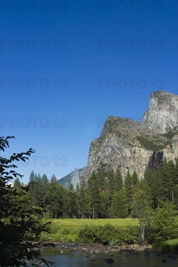 USA, California, Yosemite, View of mountains from Merced River. 
Photo : Chris Penn