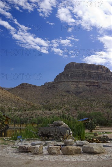 USA, Arizona, Grand Canyon, Campfire below Spirit Mountain. 
Photo : Chris Penn