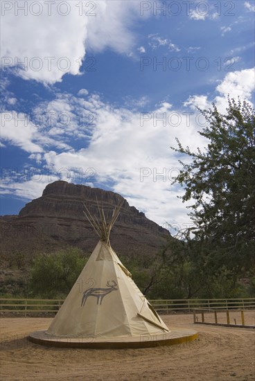 USA, Arizona, Grand Canyon, Tepee below Spirit Mountain. 
Photo : Chris Penn