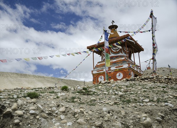 Chorten between Tsarang and Lo Manthang.