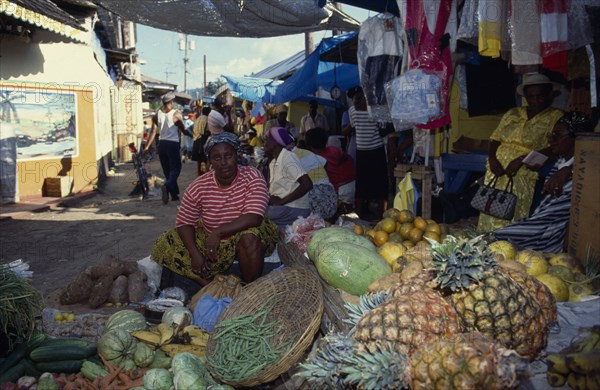 West Indies, Jamaica, Port Antonio, Fruit and vegetable vendors at street market. Photo : David Cumming