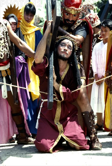 Philippines, Marinduque Island, Boac, Worshipper dressed as Christ carrying cross during the Moriones Festival. Photo : Laurence Fordyce