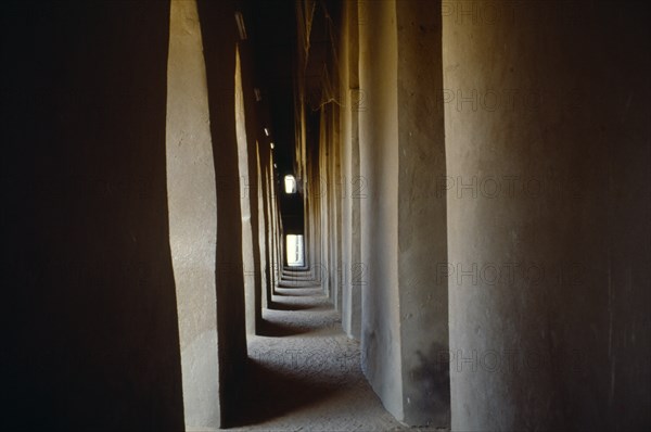 Mali, Djenne, Mosque interior view along narrow colonnaded passageway. Photo : Jonathan Hope