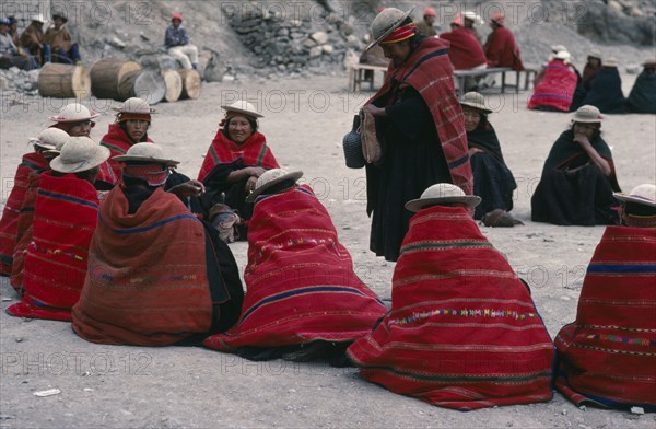 Bolivia, La Paz, Amarete, Fiesta de San Felipe held on May 1st. Group of women wearing red woven shawls seated in circle. Photo : Eric Lawrie