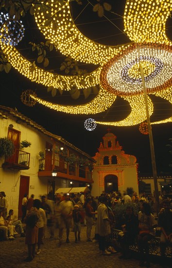 Colombia, Antioquia, Medellin, Christmas lights at Cerro Nutibara. Crowds in small cobbled square under illuminated lights at night. Photo : Eric Lawrie