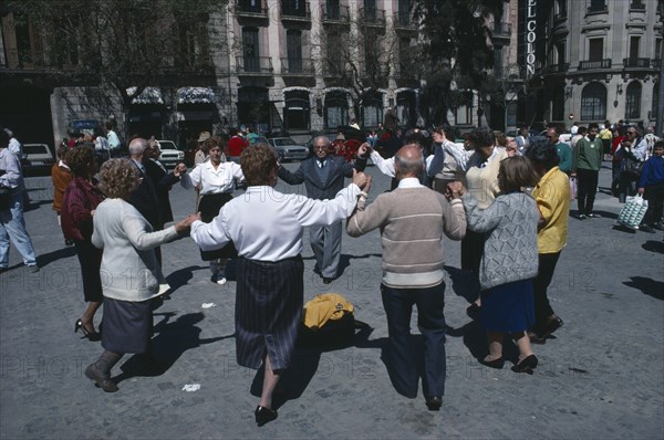 Spain, Catalonia, Barcelona, People dancing the Sardana in front of the Cathedral. Photo : John Hatt