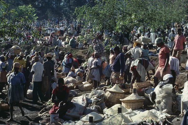 Haiti, Markets, Busy market scene. Photo : Sarah Errington