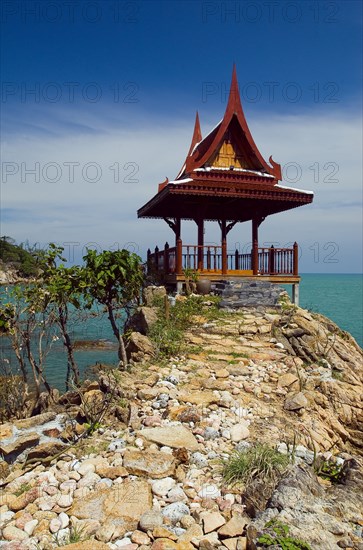 Thailand, Koh Samui, Choeng Mon Bay, Samui Peninsula Resort. Stone path leading up to Massage Spa House with ornate roof overlooking the beach. Photo : Derek Cattani