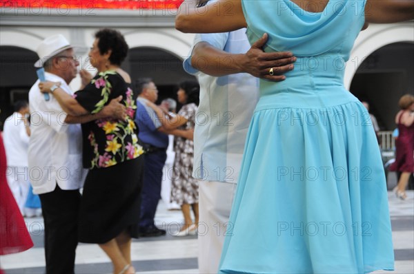 Mexico, Veracruz, Couples dancing in the Zocalo. Photo : Nick Bonetti