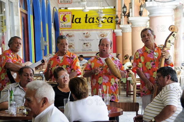 Mexico, Veracruz, Marimba band playing in the Zocalo for people seated at cafe tables. Photo : Nick Bonetti