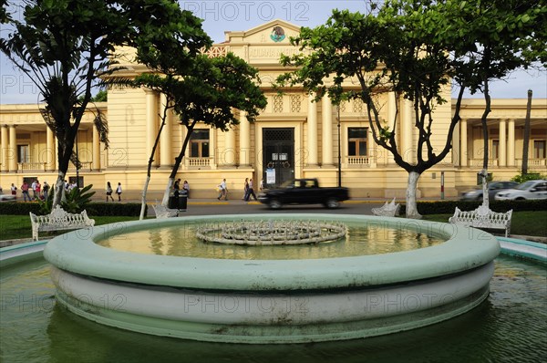 Mexico, Veracruz, Circular fountain in foreground of the Customs House. Photo : Nick Bonetti